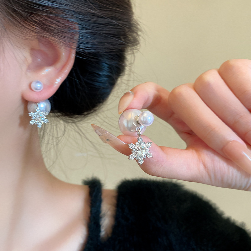 A new Korean-style super shiny full-diamond snowflake earring for women, a pair of pearl stud earrings, the same style as the popular earrings details Picture