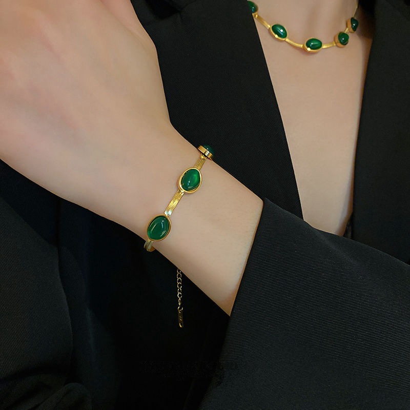Korean version of the elegant emerald blade chain titanium steel necklace, a trendy and fashionable design for women on Instagram, a popular collarbone chain details Picture