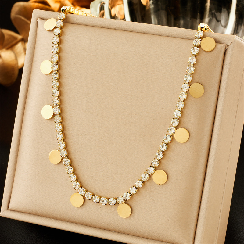 A fashionable, light luxury and high-end diamond-encrusted chain, smooth round piece pendant, titanium steel collarbone chain necklace that does not fade full figure