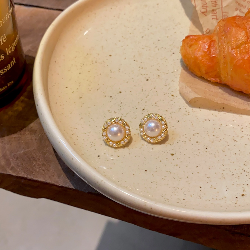 French-style pearl stud earrings for women, 2024 new bestsellers, high-end earrings, light luxury, internet-famous earrings wholesale Application Scenario