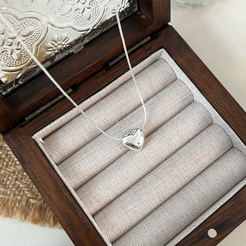 Korean niche, exaggerated, heart-shaped metal long necklace for women, light luxury, simple and exquisite, versatile necklace and collarbone chain details Picture
