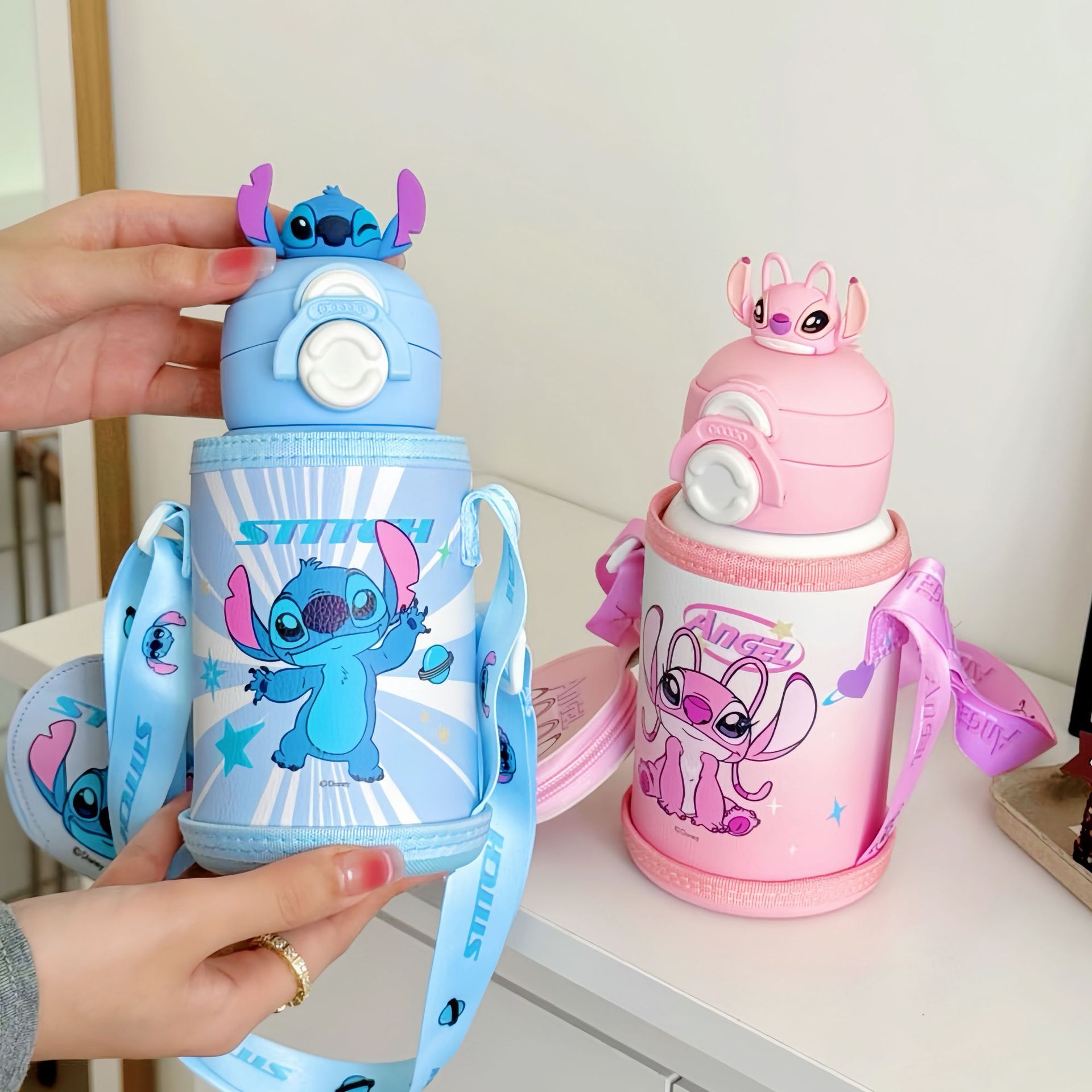 Stilzi children's insulated cup, cartoon large capacity, high appearance level water bottle, portable anti-drop, slanted span, double drinking straw cup Specification drawing