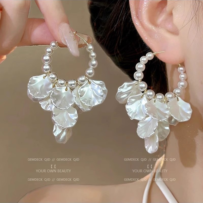 The new petal tassel earrings for women in the summer of 2025 are a light luxury, niche and high-end look. The stud earrings exude an ethereal charm and are long earrings full figure