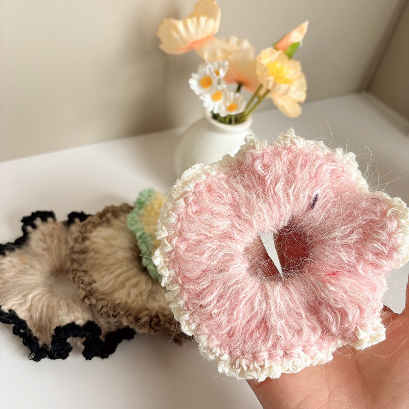 Hand-woven woolen hair bands with a sweet and contrasting color atmosphere, a new sweet fairy ponytail hair rope accessory for autumn and winter Application Scenario