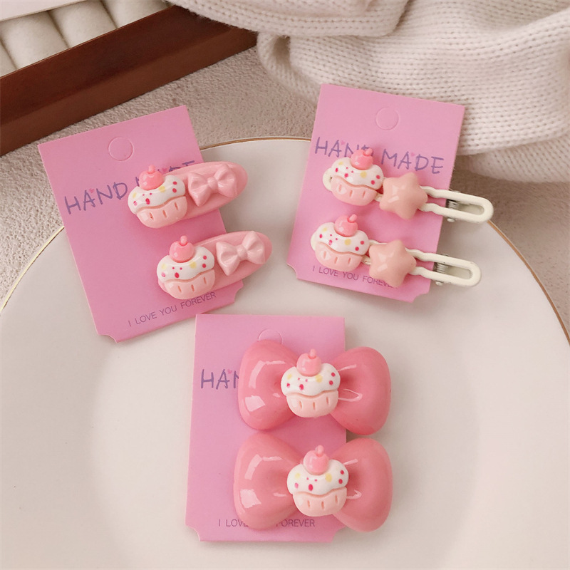 Cute cartoon pink children's hair clips, girls' bangs clips, broken hair clips, girls' forehead clips, hair clip clips are sold at a stall Application Scenario