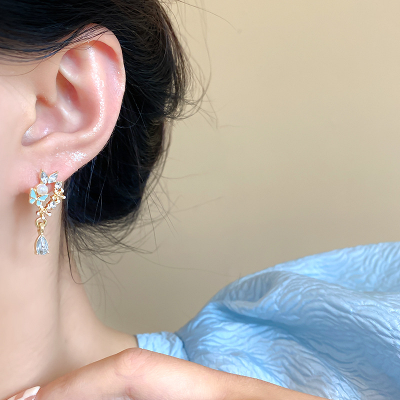 Super ethereal and exquisite pearl butterfly stud earrings for women, light luxury, versatile, high-end and elegant, fringed zircon earrings, best-selling earrings Application Scenario