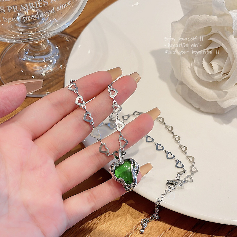 A new irregular green heart-shaped pendant necklace for women, featuring a light luxury, retro, niche and high-end design, and a collarbone chain full figure
