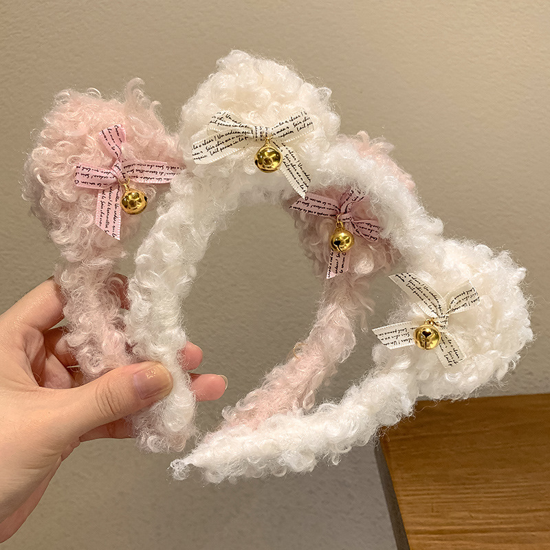 The plush bear bell headband for autumn and winter is versatile and cute for going out. It's a fairy forest-style headband and hair accessory full figure