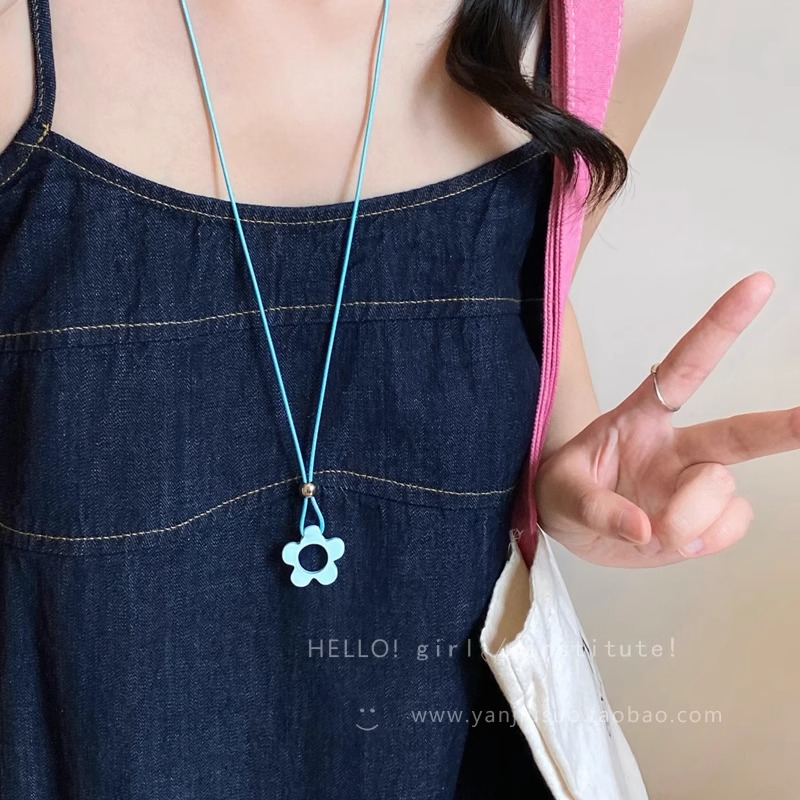 Dopamine colored oil drip flower necklace for women, summer Korean niche design sense collarbone chain, versatile daily neckchain Application Scenario