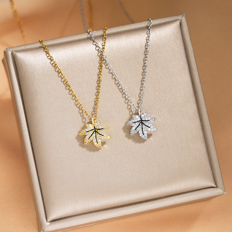The same exquisite zircon maple leaf pendant titanium steel necklace as on Xiaohongshu, a fashionable, simple and elegant collarbone chain accessory for women full figure