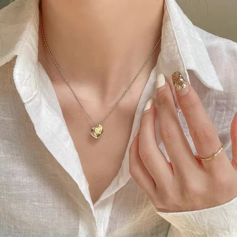 French retro gold and silver contrasting color metal heart-shaped pendant necklace for women, simple, individual and versatile, elegant collarbone chain accessory Application Scenario