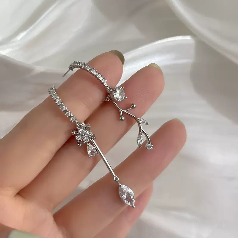 S925 Silver Needle cold style flower tassel earrings, light luxury and high-end asymmetrical earrings, sweet and cool girl earrings Application Scenario