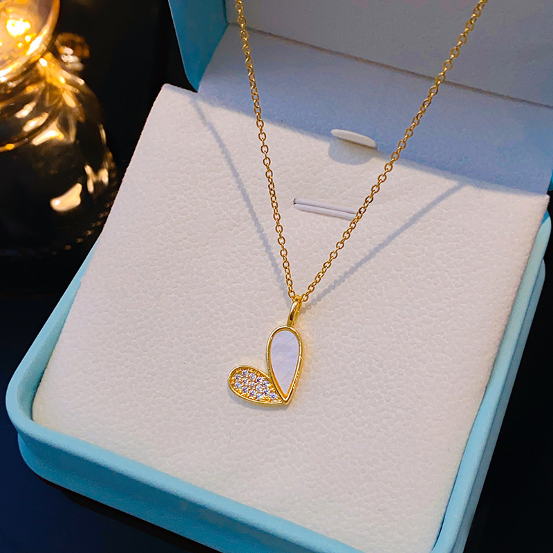 A white mother-of-pearl heart-shaped necklace with a unique design sense for women, a diamond-encrusted heart-shaped pendant, and a trendy light luxury style fashionable collarbone chain Application Scenario