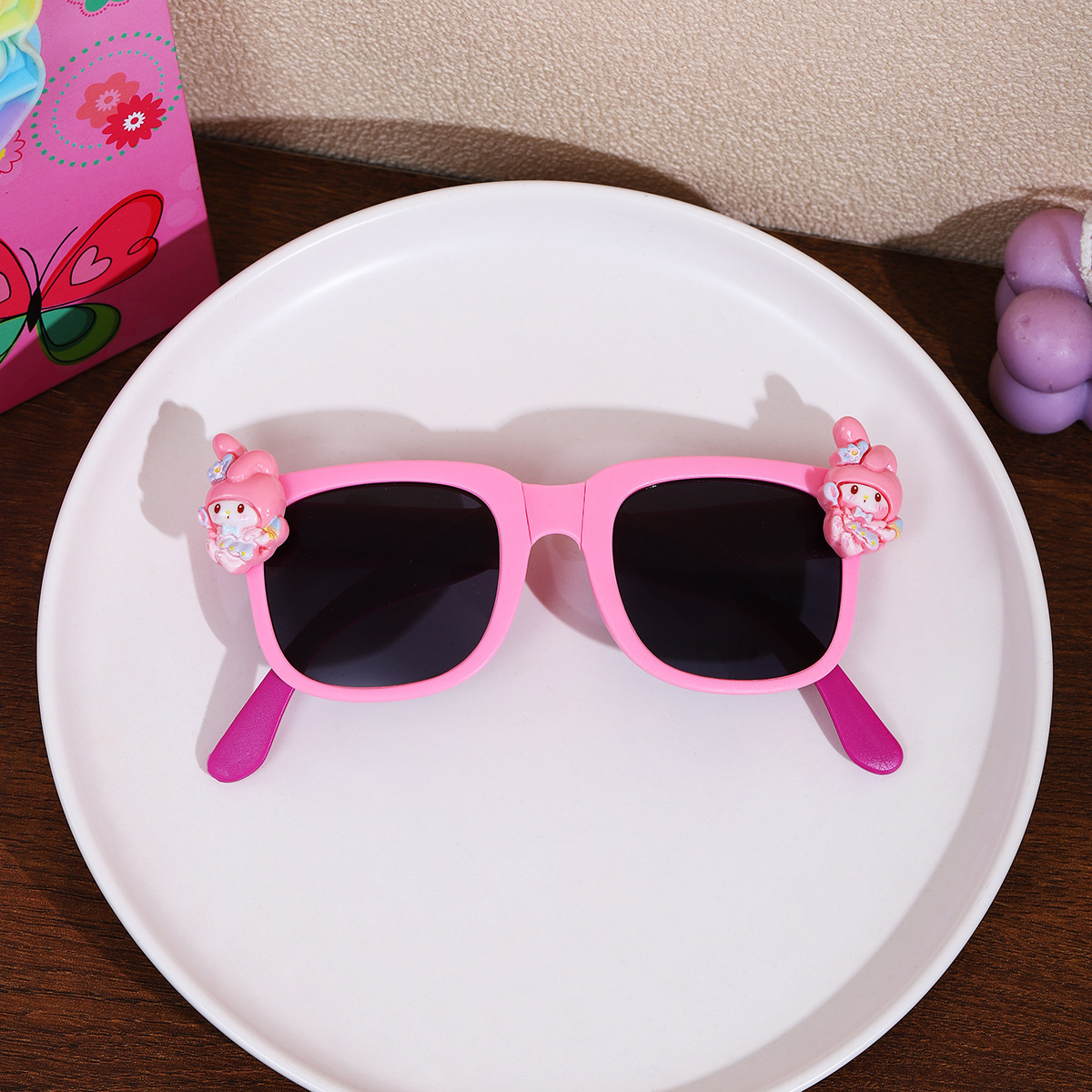 Children's folding sunglasses, cute cartoon sunglasses, outdoor sun protection polarized sunglasses for boys and girls, heart-shaped sunshade glasses Application Scenario
