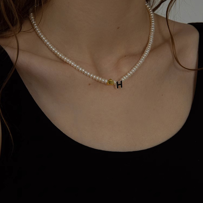 Wholesale of 2023 new style simple H necklace, high-quality pearl gold and silver color-matched H letter pendant, small heart necklace Specification drawing