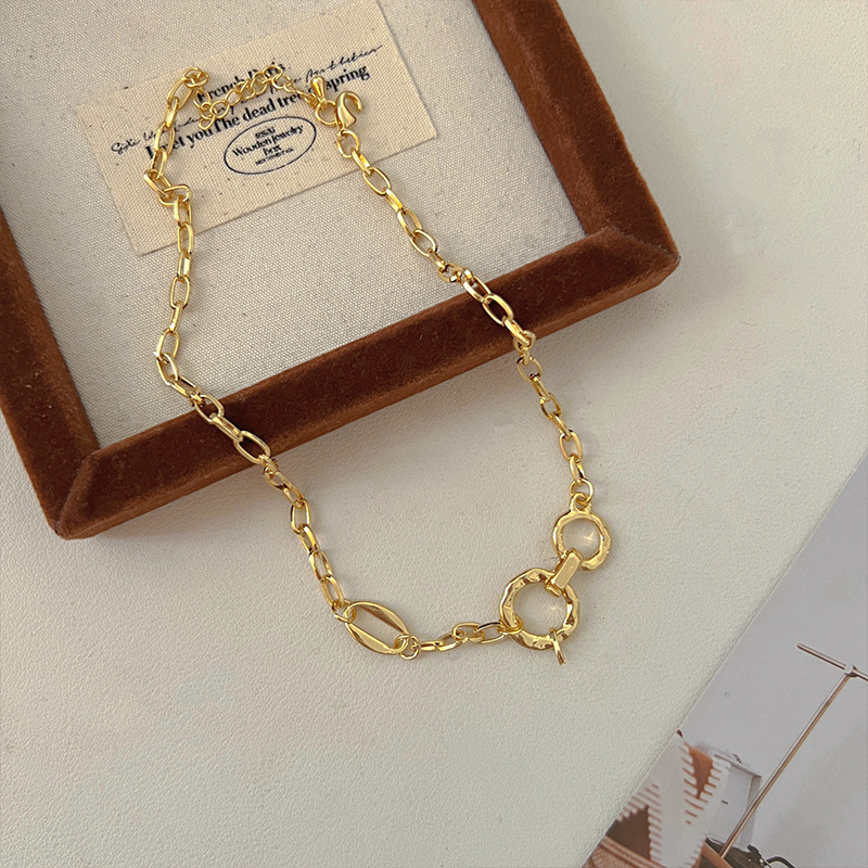A new niche design, a classic and versatile irregular collarbone chain necklace in golden Chinese style with a retro charm details Picture