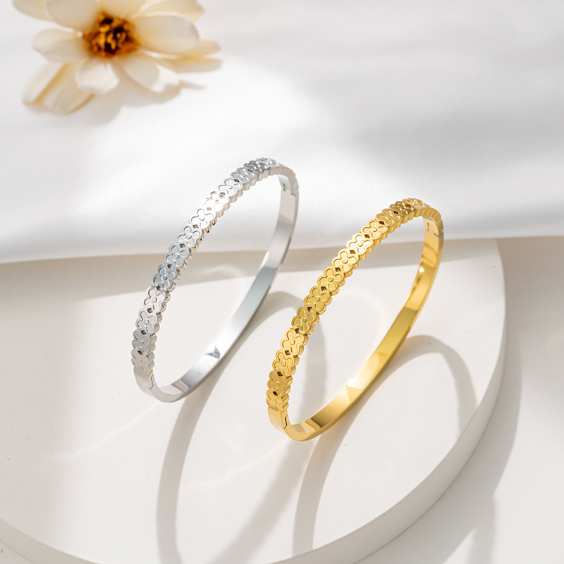 Korean-style simple titanium steel four-leaf clover bracelet, a fashionable and light luxury wristband for women, a versatile high-end accessory for Internet celebrities, wholesale full figure