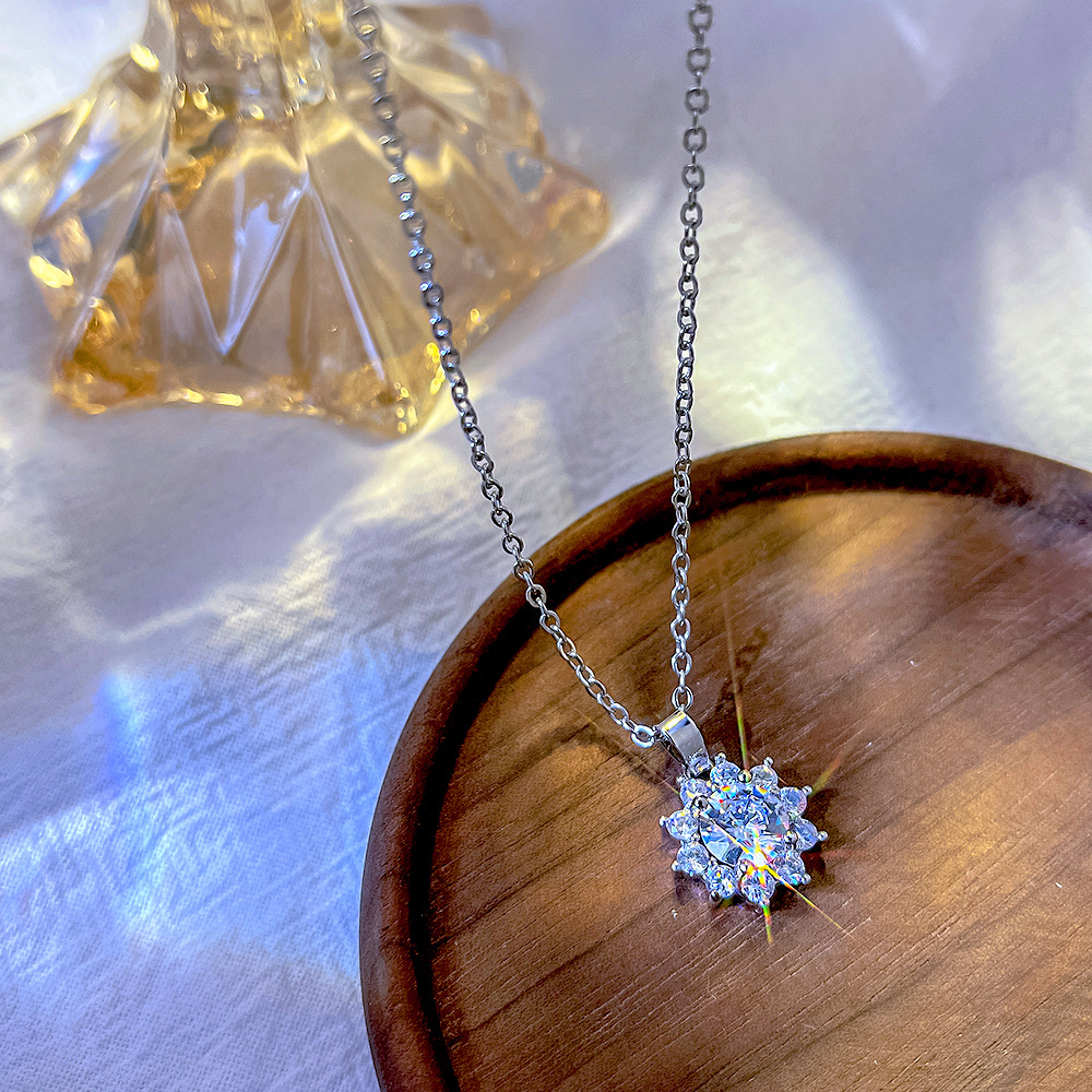Korean version silver small floral pendant titanium steel necklace, women's full diamond light luxury style Internet celebrity collarbone chain 2024 new style accessory full figure
