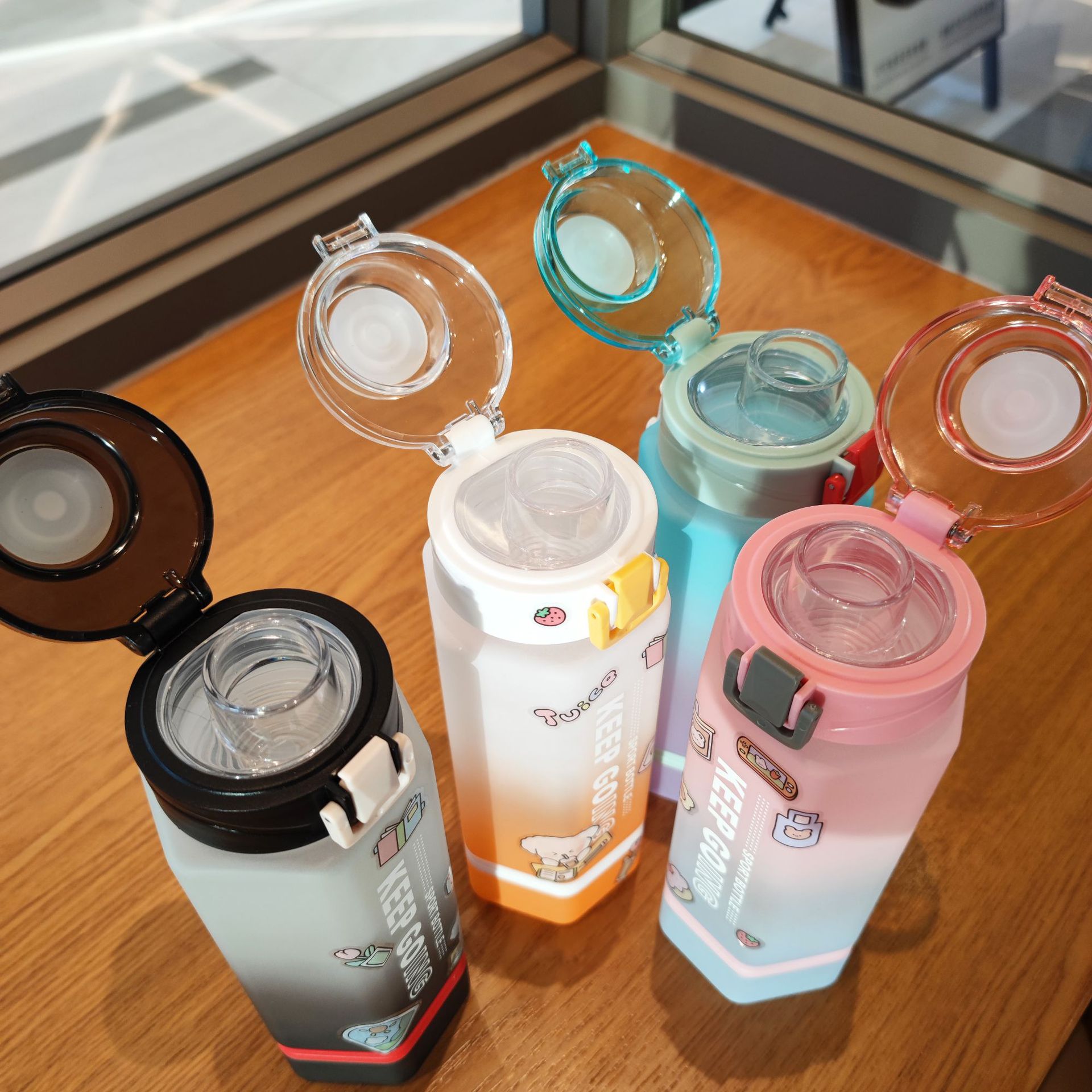 Two-color gradient hexagonal plastic cup with lock buckle, portable tea stringer, direct drinking cup 700ml, with stickers included Specification drawing