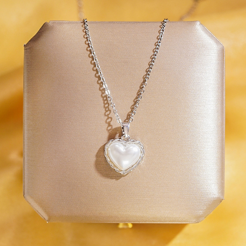 Korean pearl heart-shaped necklace, a unique and elegant lace light luxury collarbone chain, a versatile titanium steel accessory for Internet celebrities, wholesale Application Scenario
