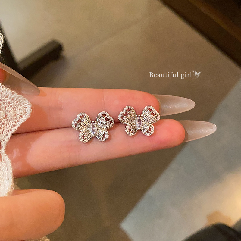 Silver exquisite hollowed-out butterfly stud earrings for women, light luxury, versatile and elegant, two-wear pearl earrings, high-end earrings full figure