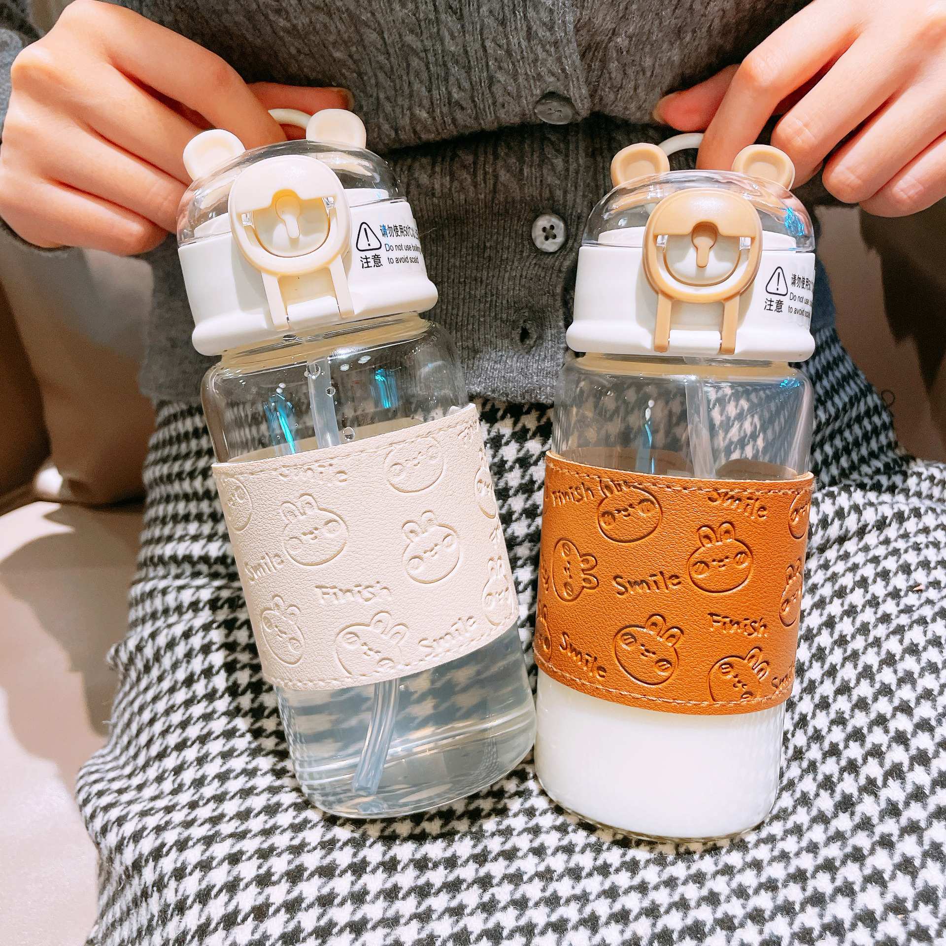 Cute leather case glass cups, cartoon embossed student straw cups, join hands to enhance the appearance level. Pop-up lid anti-scald portable cups full figure