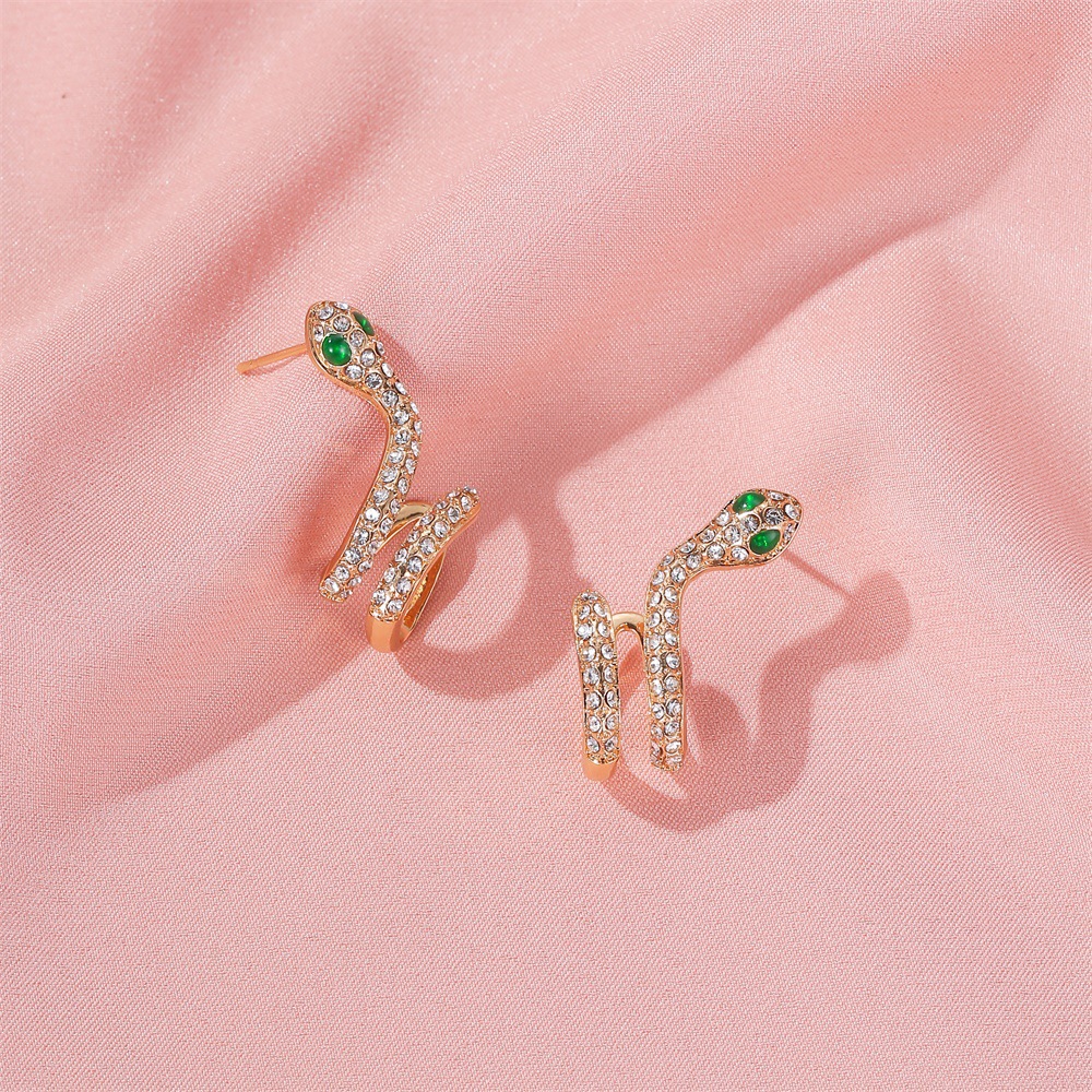 European and American style creative earrings, personalized micro-inlaid zircon snake-shaped ear clips, simple and elegant snake-shaped wrapped stud earrings Application Scenario