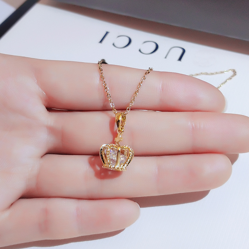Korean version simple 18k crown titanium steel necklace, women's personality, fashion and agility, Internet celebrity collarbone chain, cross-border bestseller accessory Application Scenario