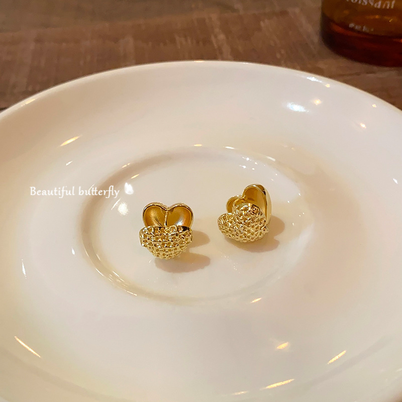 Light luxury metallic heart-shaped earrings, unique and niche design for women, cold style, 2025 new classic ear buckles Application Scenario