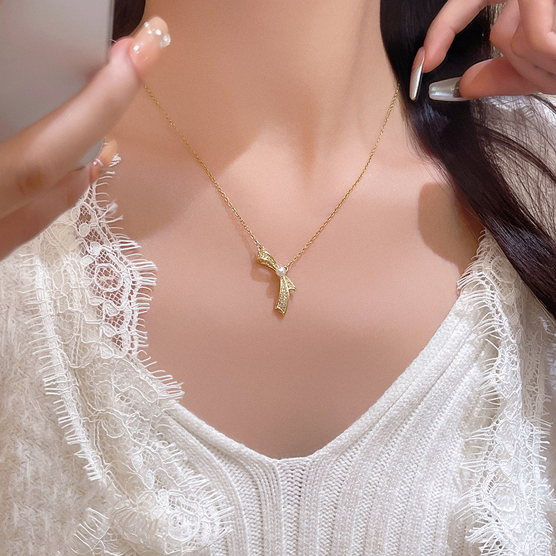 Korean version super sparkling micro-inlay butterfly pearl necklace, women's light luxury design collarbone chain, 2025 new trendy neck chain Application Scenario
