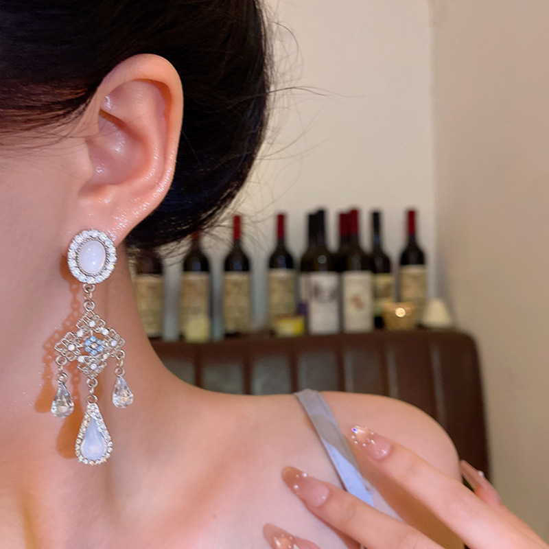 Diamond-encrusted oval water drop geometric tassel stud earrings, Korean-style light luxury high-end earrings, unique and elegant, internet-famous earrings Application Scenario