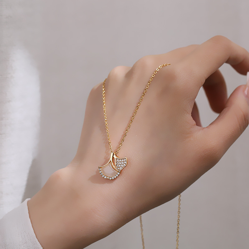 Titanium steel ginkgo leaf necklace, women's cat's eye stone pendant, Instagram niche design sense, fortunate to be a popular online celebrity accessory full figure