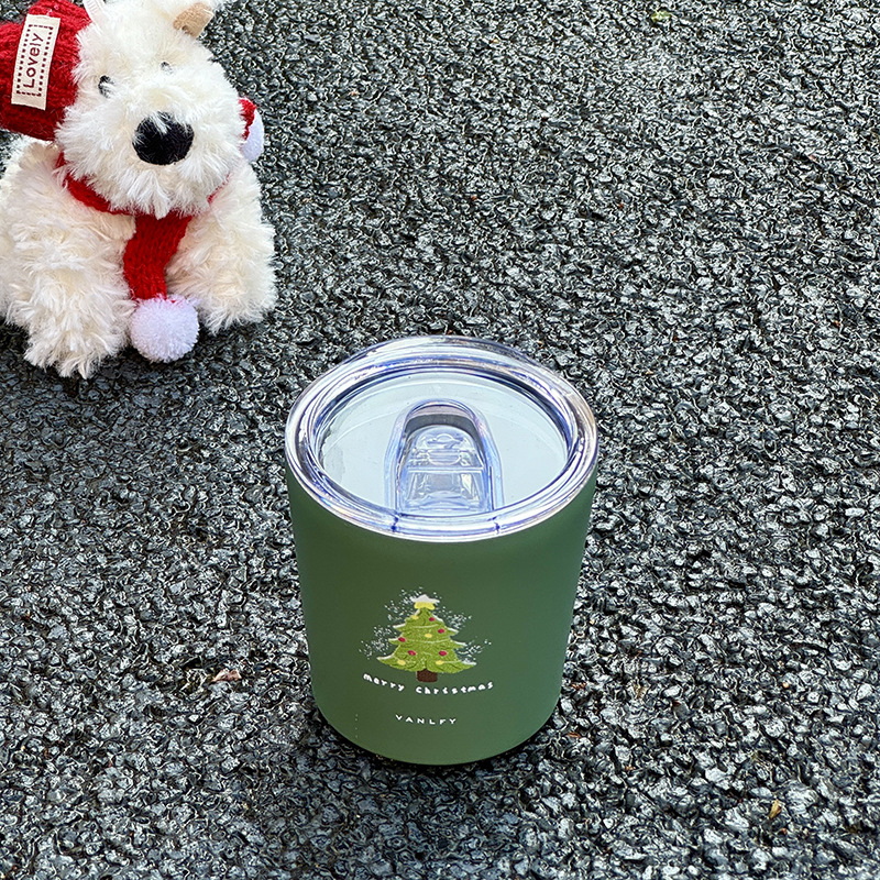 The cute thermos cup with a girlish heart is small, portable and simple. It is a student couple's water cup and a creative Christmas coffee cup Application Scenario