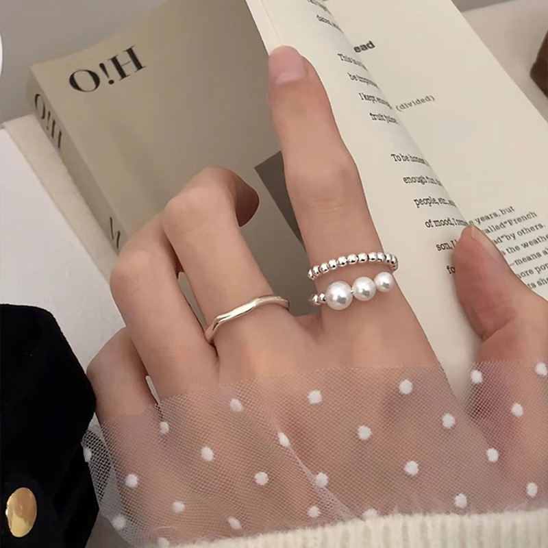 The S925 sterling silver pearl ring exudes a touch of light luxury and sophistication for women. It is a niche, layered index finger ring that is elegant, gentle, and versatile, making it a trendy accessory Specification drawing
