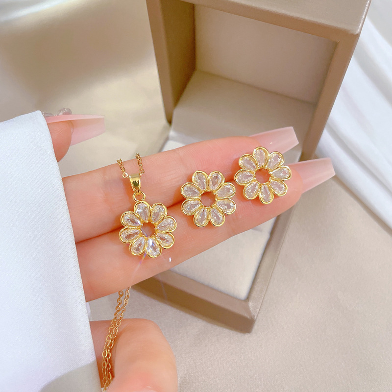 A new light luxury collarbone chain with a golden full diamond flower necklace and a women's micro-inlaid zircon pendant, featuring a trendy and versatile accessory Application Scenario
