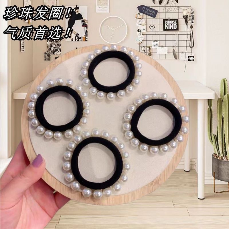 Korean hair accessories and headwear are simple, versatile and elegant. Pearl hair ties and seamless hair bands are used to tie hair like rubber bands details Picture