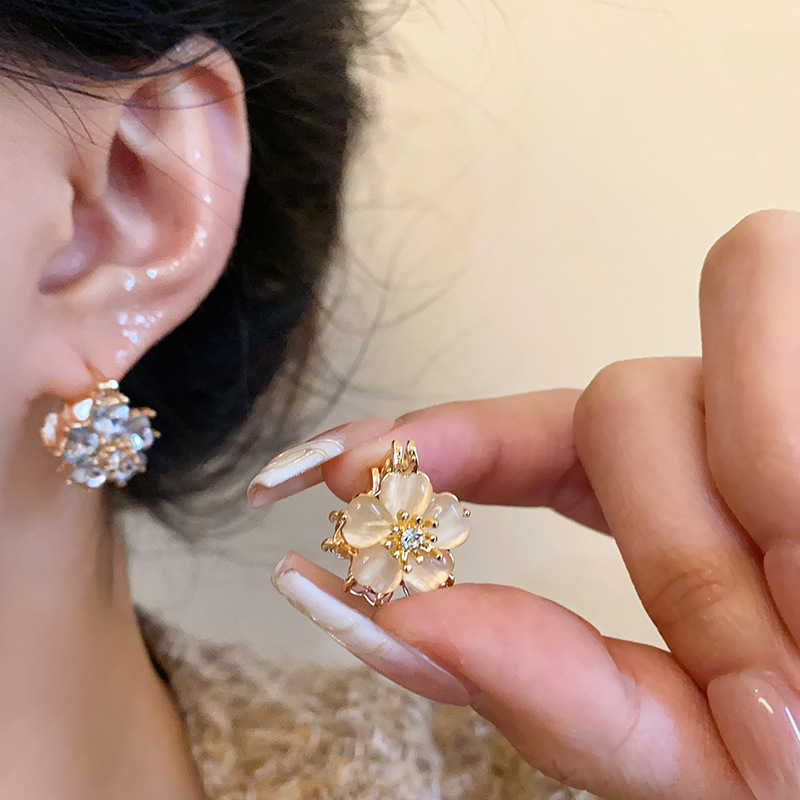 Wholesale of Korean-style elegant cat's eye stone flower ear buckles for women, light luxury and exquisite zircon ear studs, versatile and high-end earrings details Picture