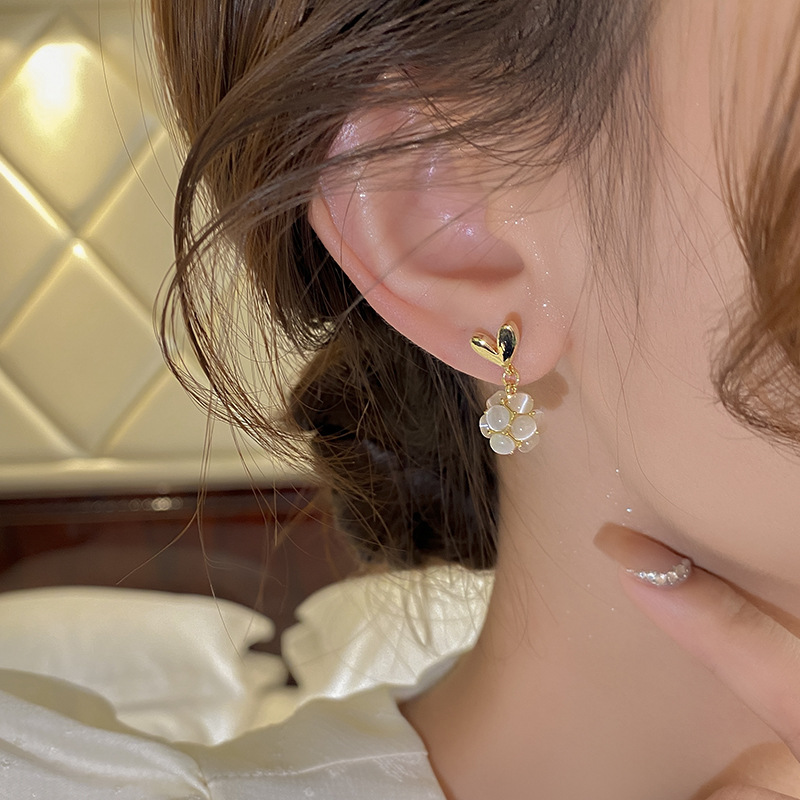 The light luxury and high-end heart-shaped cat's eye stone earrings are simple and versatile for women, with a touch of elegance. The heart-shaped stud earrings are the same style as the popular earrings Application Scenario