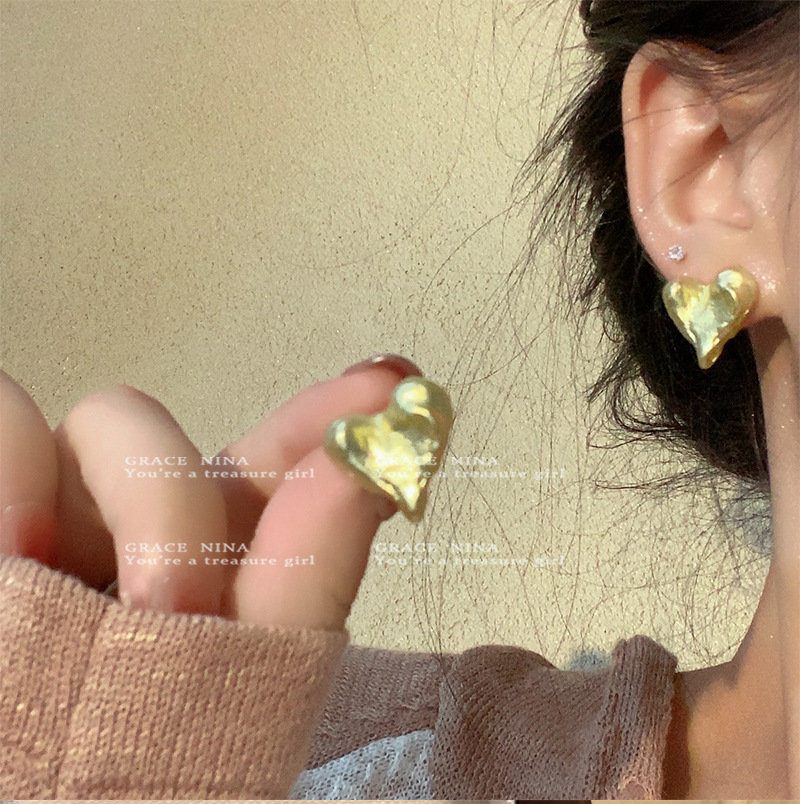 French light luxury high-end heart-shaped stud earrings for women 2025 New bestsellers, French-style elegant earrings, light luxury niche earrings Application Scenario