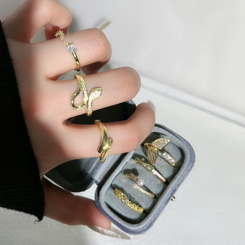 A niche design with a simple snake-shaped plain ring, a unique open ring, a women's chain, a retro and cold style ring, and a sweet and cool accessory full figure
