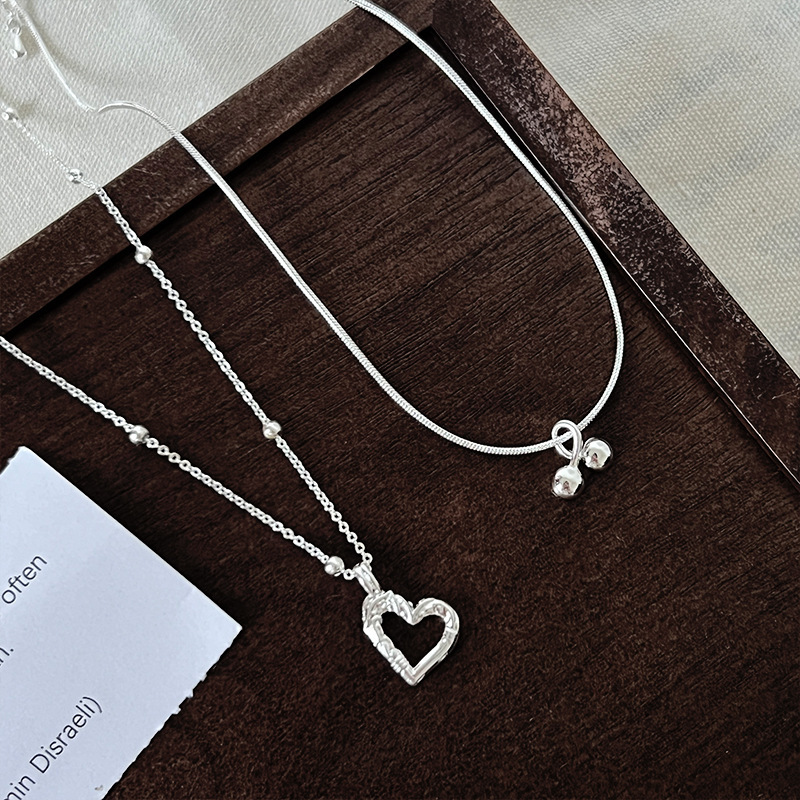 Korean version niche hollowed-out heart-shaped collarbone necklace, fashionable and elegant for women, simple and sweet with a girlish heart, versatile necklaces full figure