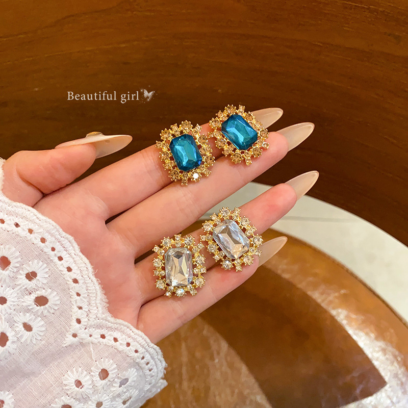 Sparkling diamond high-end and elegant stud earrings, light luxury and unique bestsellers, high-end earrings, fashionable and retro micro-set earrings wholesale full figure