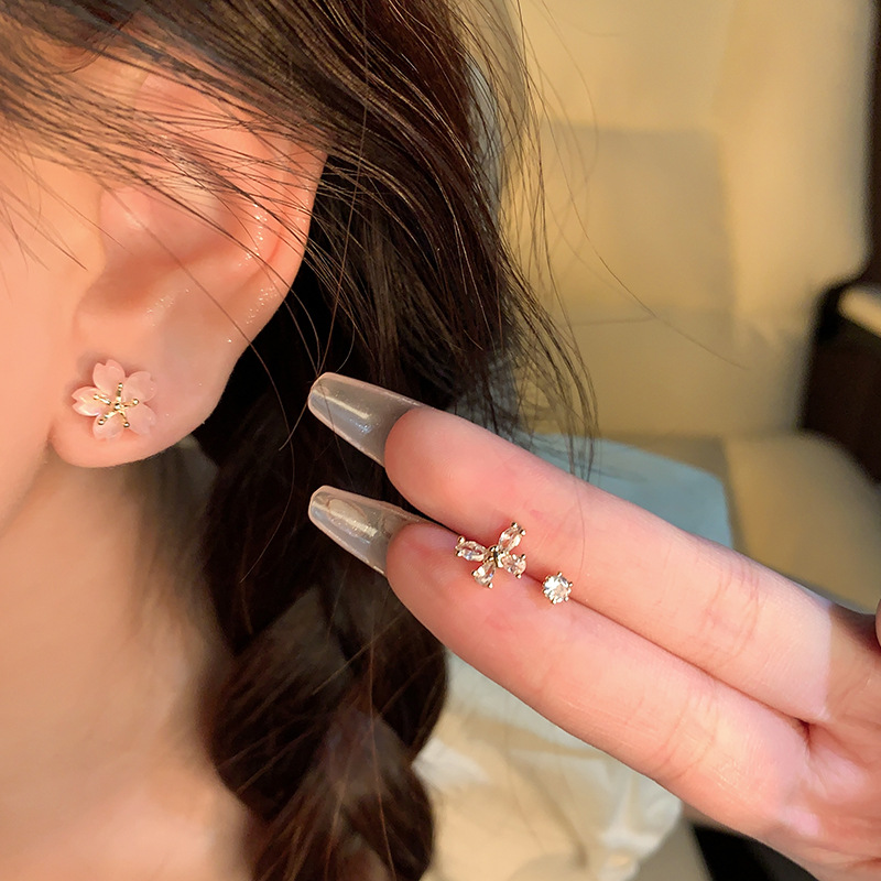 Pink butterfly flower stud earrings for women's summer, small and exquisite, 2024 new style, elegant and light luxury, internet-famous earrings Application Scenario