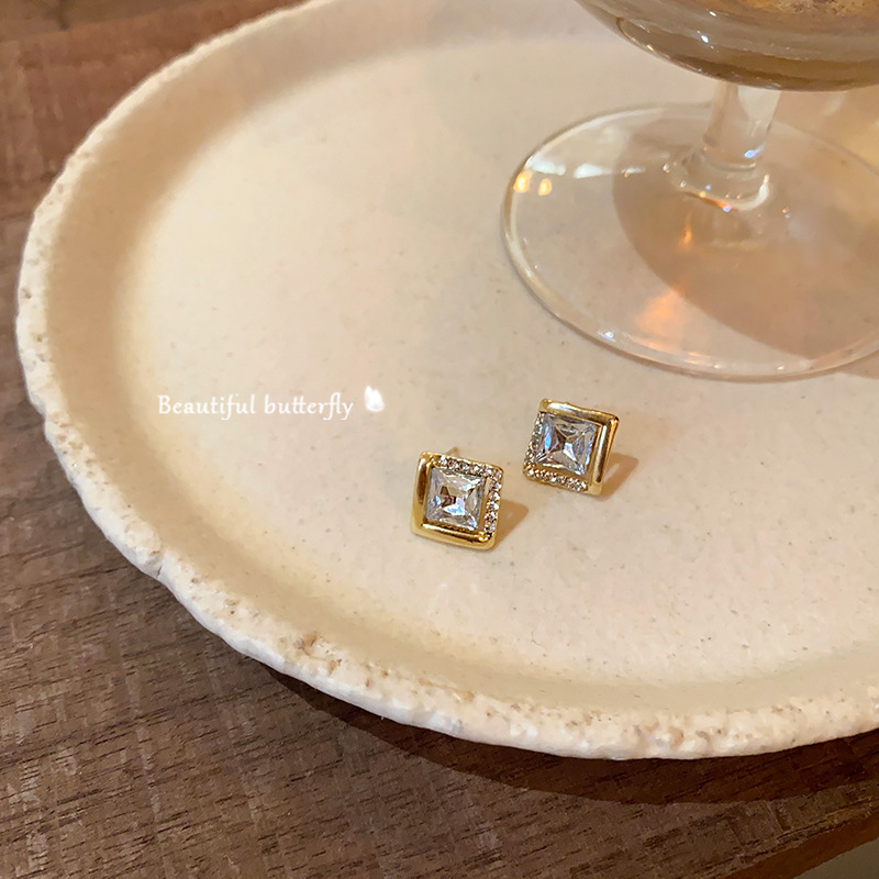 Light luxury and versatile, micro-inlaid zircon geometric stud earrings, niche design, high-end and fashionable earrings, wholesale of elegant earrings Application Scenario