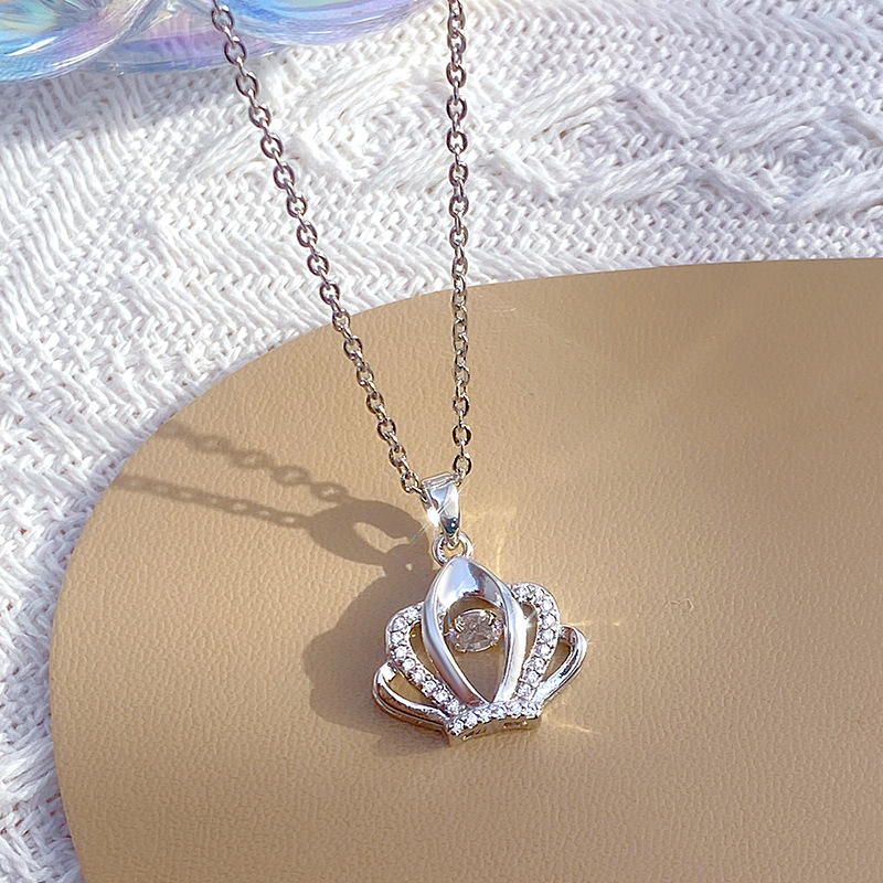 A new, dynamic crown pendant titanium steel necklace from Japan and South Korea, a niche, light luxury full-diamond collarbone chain for women on Instagram, a popular accessory details Picture