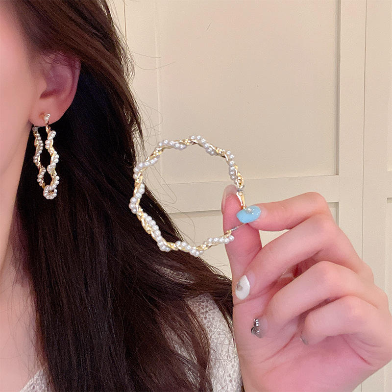 Korean bestsellers' twisted pearl circle earrings are fashionable, elegant, simple and high-end, with exaggerated large ear loops and stud earrings Specification drawing