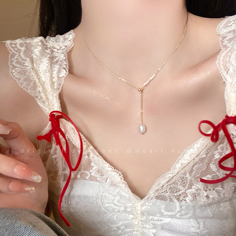 Freshwater pearl pendant necklace, women's light luxury niche design, high-end collarbone chain, retro simple light luxury neck chain Application Scenario