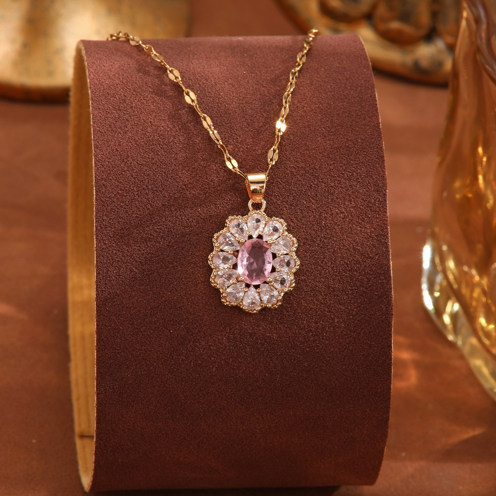 This Japanese and Korean style titanium steel necklace exudes a sense of sophistication and is versatile for autumn and winter. It features a niche design and a light luxury collarbone chain. It is a heart-shaped pendant accessory for women Application Scenario