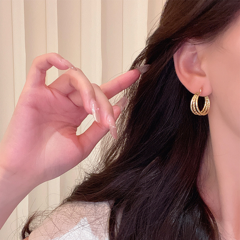 European and American style high-end metal earrings for women in 2025, a trendy and cold style stud, a fashionable and stylish earpiece that has become a popular online celebrity Application Scenario