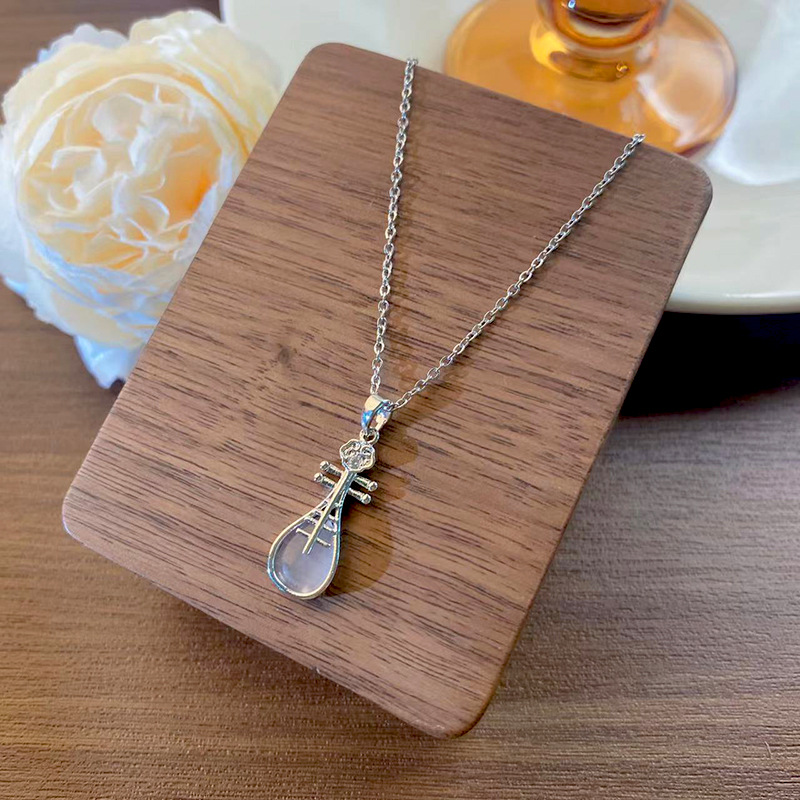 A simple silver cat's eye stone pipa pendant titanium steel necklace from Japan and South Korea, a high-end and niche female collarbone chain accessory details Picture